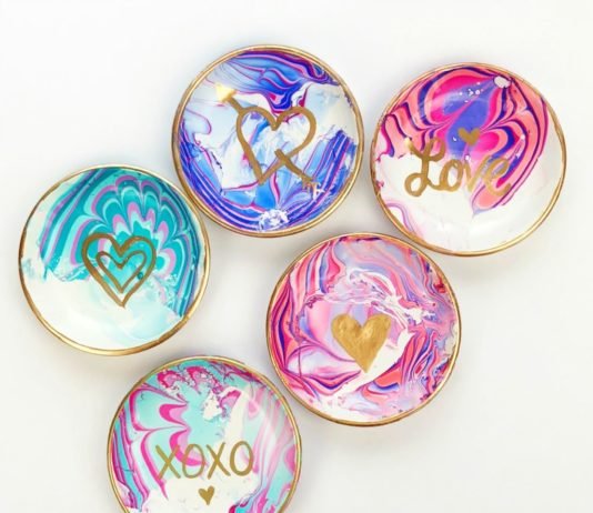 Oje İle Ebruli BoyamaOje İle Eşyalarınızı Ebruli Desende Boyayın Oje ile Boyama Teknikleri Oje İle Cam Boyama, Oje İle Seramik Boyama, Oje İle Porselen Boyama, Oje İle Mermer Desende Boyama Oje ile Bardak Boyama Oje İle Saksı Boyama | Neşeli Süs Evim